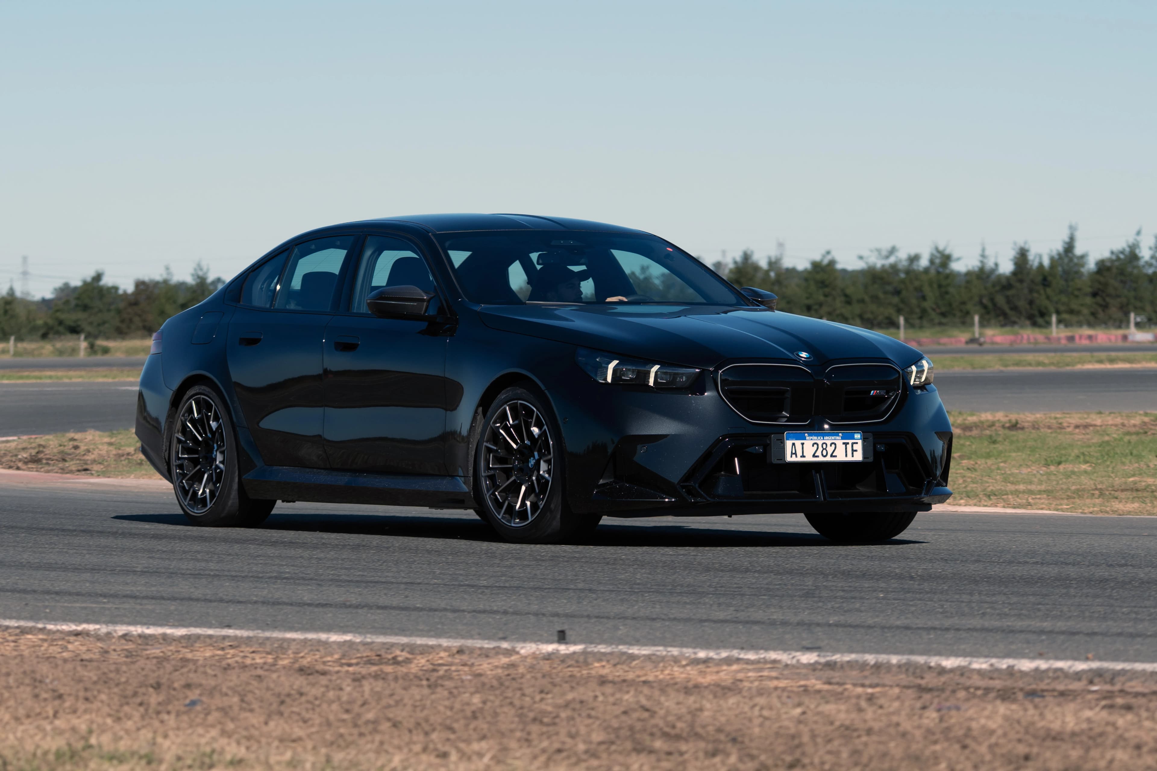 BMW M5 negro sobre un circuito